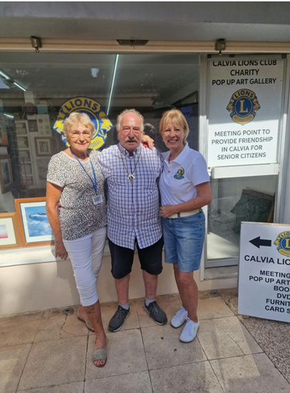 Uschi Berndt, die “gute Seele des Clubs”, Präsident Adrian Elkinson und Dagmar Daum de Waard (vlnr) vor dem Charity Shop des Lions Club Calvia in Palmanova